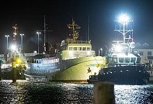 Manövrierunfähige Helgolandfähre erreicht Festland - Bodo Marks/dpa