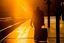 Mann geht über einen Bahnsteig - Christoph Soeder/dpa/dpa-tmn