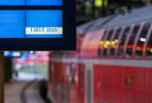 Ein Zugausfall wird auf einer Anzeigentafel angezeigt - Bodo Marks/dpa