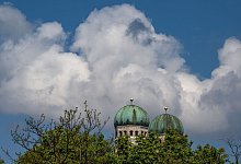 Die Turmspitzen der M&uuml;nchener Frauenkirche. Das Gutachten ging von mindestens 497 Opfern und 235 mutma&szlig;lichen T&auml;tern im Erzbistum M&uuml;nchen und Freising aus - und von einem weit gr&ouml;&szlig;eren Dunkelfeld. Inzwischen haben sich weitere Betroffene gemeldet. - Peter Kneffel/dpa
