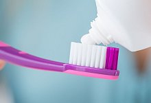 Zahnpasta wird auf eine B&uuml;rste aufgetragen - Christin Klose/dpa-tmn