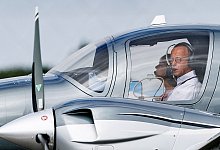 CDU-Chef Merz im Flugzeug - Axel Heimken/dpa