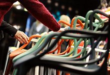 M&ouml;belkauf - Foto: Oliver Berg/dpa