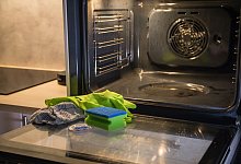 Backofen reinigen - Christin Klose/dpa-tmn