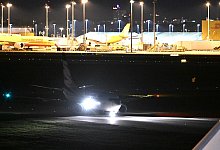 Charterflug mit afghanischen Ortskräften angekommen - Hendrik Schmidt/dpa