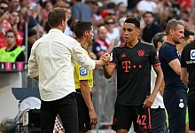 Gut gemacht: Bayern-Coach Julian Nagelsmann beglückwünscht Youngster Jamel Musiala. - Sven Hoppe/dpa