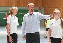 Leitet die Junior-Coaches an: Jens Bakker mit den beiden 16-jährigen Jana Reitmeier (links) und Leonie Beyer. - Sebastian Lucas