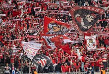 Fans von VfB Stuttgart feuern ihr Team aus dem G&auml;steblock des Olympiastadions an. - Andreas Gora/dpa