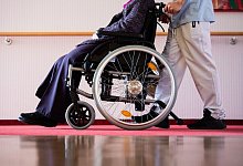 Eine Bewohnerin eines Pflegeheims und ein Pfleger - Tom Weller/dpa/dpa-tmn