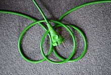 Grünes Kabel und grüner Netzstecker - Jens Kalaene/dpa-Zentralbild/dpa-tmn