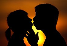 Kuss bei Sonnenuntergang - Foto: Patrick Pleul/dpa-Zentralbild/dpa