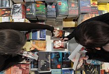 Die Umsätze im stationären Buchhandel sind rückläufig. - Peter Endig/dpa-Zentralbild/dpa