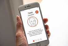 FAST-Test auf Handydisplay - Catherine Waibel/dpa-tmn