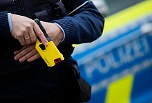 Taser f&uuml;r NRW-Polizei - Rolf Vennenbernd/dpa