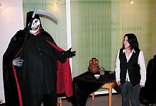 L&auml;sst die Knochen klappern: Lothar Schr&ouml;er als "d&uuml;rres Gerippe", hier mit seiner Kollegin Elke Diessner.  - Foto: S&ouml;lter