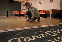 Kleben mit Maske - Katrin Kantelberg