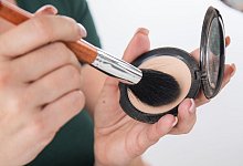 Kompaktpuder ist gepresstes Puderpulver. Manche der Produkte wirken wie eine Foundation, andere sind f&uuml;r das Fixieren dieser Make-up-Grundlage gedacht. - Christin Klose/dpa-tmn