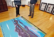 Sonnenuntergang nach Friedrich Hebbel: Anna-Kathrin Klages und Gerhard Wellmer mit einem der gro&szlig;formatigen &Ouml;lgem&auml;lde, die die Malerin in Brake zeigt.