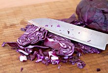 Rotkohl schneiden - Foto: Florian Schuh/dpa-tmn