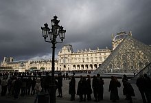 BKA und Interpol fahnden nach gestohlenen Louvre-Juwelen - Christophe Ena/AP/dpa