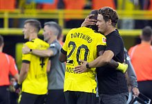 Dortmunds Trainer Edin Terzic (r) umarmt Anthony Modeste. - Bernd Thissen/dpa