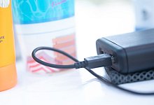 Powerbank und Sonnenmilch - Sebastian Gollnow/dpa/dpa-tmn