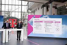 Telekom-Konzernchef Tim H&ouml;ttges (l) und Finanzvorstand Christian Illek bei der Pr&auml;sentation der Jahreszahlen f&uuml;r 2021. - Federico Gambarini/dpa