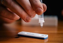 Corona-Selbsttest - Symbolbild: Zacharie Scheurer/DPA