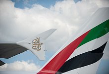 Blick auf das Emirates-Logo auf einem Flugzeug - Klaus-Dietmar Gabbert/dpa-tmn/dpa