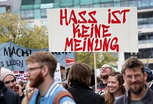 Hass im Netz - Foto: Bodo Marks/dpa/Archiv