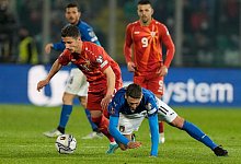 Der Italiener Domenico Berardi (r) kommt im Zweikampf mit dem Nordmazedonier Enis Bardhi zu Fall. - Antonio Calanni/AP/dpa