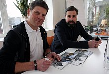 Unterschreibt Autogrammkarten: Jan Ullrich mit Manager Ole Ternes (r.).&nbsp; - Robert Becker