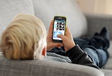 Kinder und Smartphones - Tobias Hase/dpa