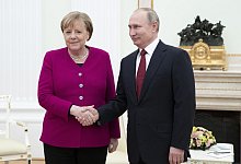 Putin empf&auml;ngt Merkel im Kreml - Foto: Pavel Golovkin/AP/dpa