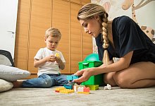 Mit dem Kind zuhause - Foto: Christin Klose/dpa-tmn