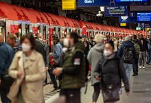 S-Bahn - Foto: Peter Kneffel/dpa