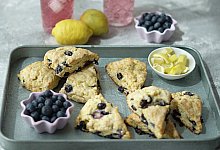Blaubeer-Scones auf einem Tablett - Mareike Pucka/biskuitwerkstatt.de/dpa-tmn