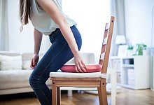 Eine Frau setzt sich auf ein Donutkissen - Christin Klose/dpa-tmn