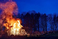 Osterfeuer - Christoph Reichwein/dpa