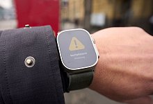 Ein Warnhinweis auf dem Display einer Smartwatch - Thomas Frey/dpa