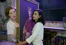 Shira (Moran Rosenblatt r) und Maria (Luise Wolfram) in einer Szene aus &laquo;Kiss Me Kosher!&raquo;. - SWR/Fireglory Pictures Foto/Arte/dpa