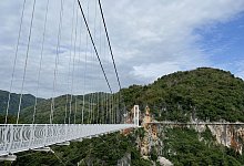 Bach-Long-Glasbr&uuml;cke Vietnam - Foto: Moc Chau Island/dpa