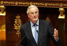 Paris nach Umsturz politisch und wirtschaftlich in Klemme - Michel Euler/AP/dpa