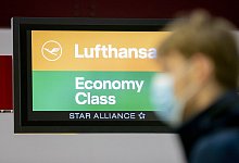 Maskenpflicht bei Lufthansa - Foto: Christoph Soeder/dpa