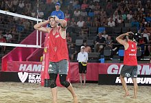 Die Beachvolleyballer Nils Ehlers (l) und Clemens Wickler haben beim Turnier in Hamburg das Finale verpasst. - Michael Schwartz/dpa