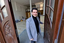 Alper G&uuml;l vor seinem neuen Caf&eacute; - Annika Langhagel