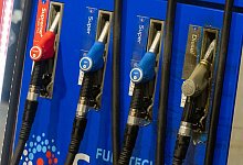 Zapfs&auml;ule einer Tankstelle - Foto: Peter Kneffel/dpa