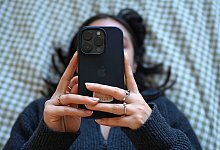 Junge Frau mit Smartphone - Elisa Schu/dpa