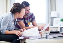 Ein paar begutachtet Dokumente - Foto: Christin Klose/dpa-tmn