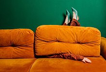 EIne Frau ist teilweise verdeckt von einem Sofa - Vira Simon/Westend61/dpa-tmn